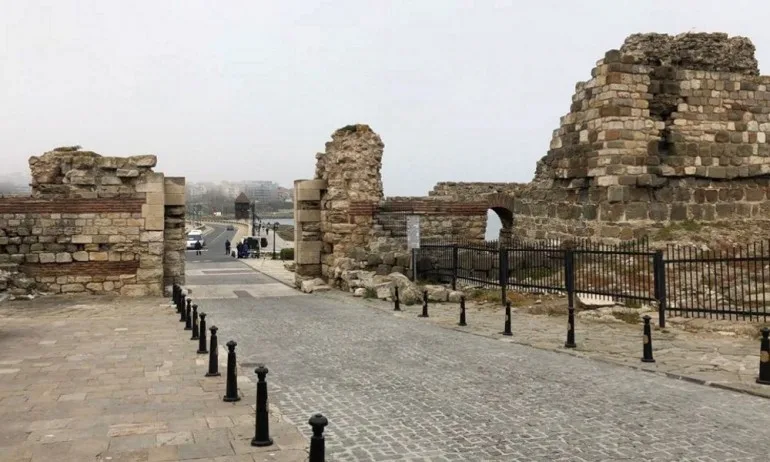 Археолози откриха древна крепостна стена в морето край Несебър - Tribune.bg