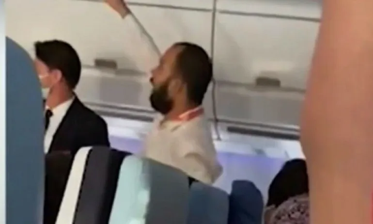 Буйстващият индиец, свален от борда на самолет, беше изгонен от съдебната зала - Tribune.bg