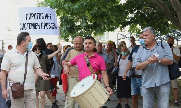 Медици и пациенти на Пирогов излязоха пред президентството, въпреки спрения протест - Tribune.bg