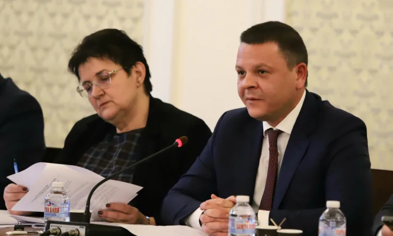 Депутатите от енергийната комисия забраниха на Лукойл да изнася горива.