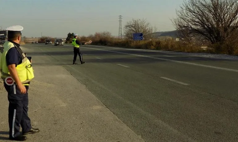 Полицаи регулират движението преди тунел Ечемишка - Tribune.bg