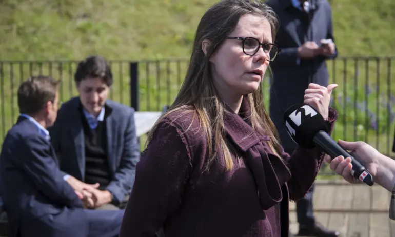 Премиерът на Исландия няма да работи. Излиза на стачка с хиляди жени - Tribune.bg