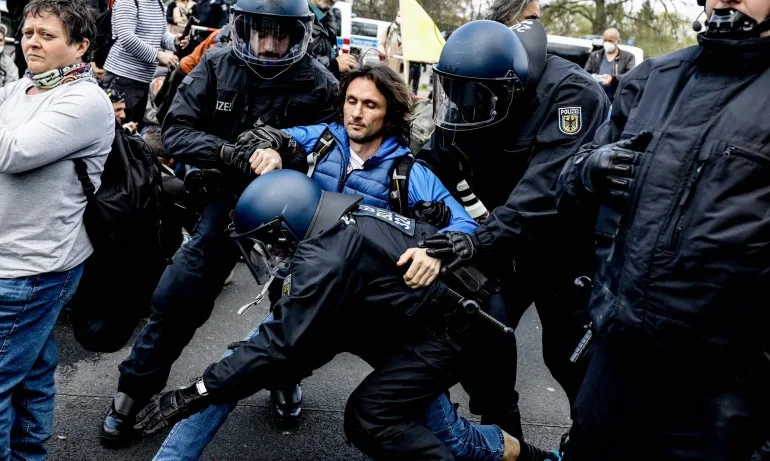 Берлин затяга локдауна въпреки протестите - Tribune.bg