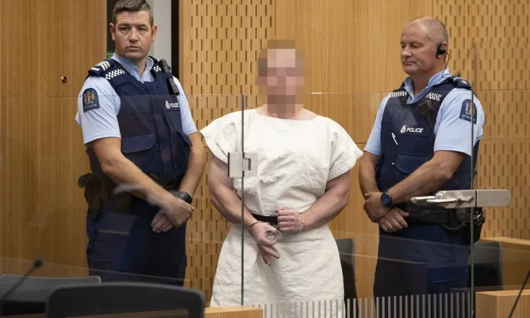 Избилият 49 души в Нова Зеландия влезе в съда и показа, че е окей (СНИМКИ) - Tribune.bg