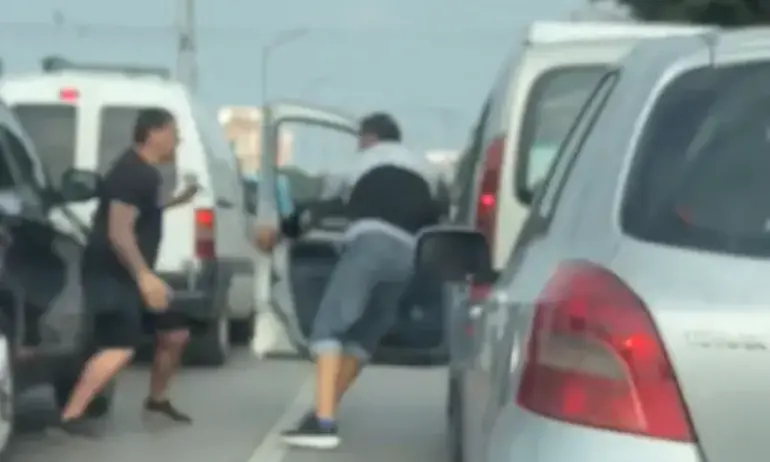 Софийски екшън: Шофьори си размениха удари след ситуация на пътя (ВИДЕО) - Tribune.bg