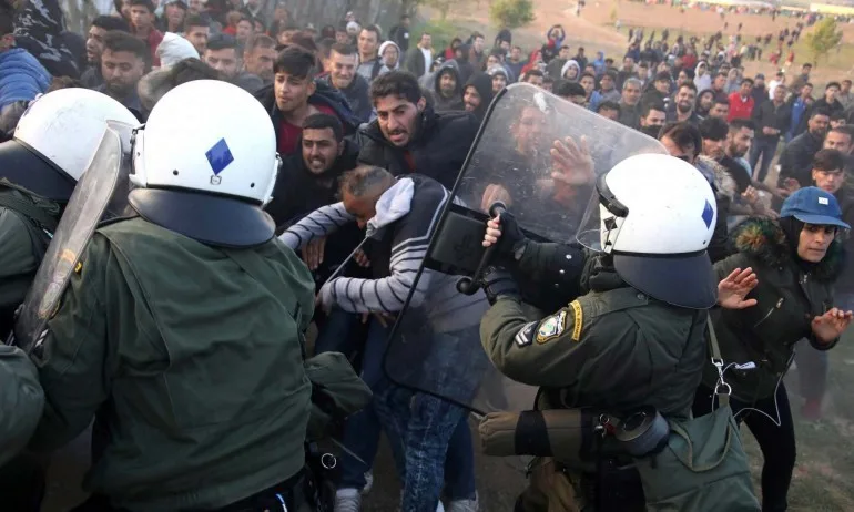 Трети ден на сблъсъци между мигранти и полицията край Солун - Tribune.bg