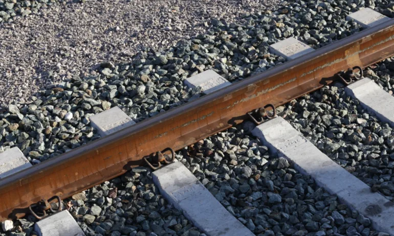 Мъж е с опасност за живота след удар от теснолинейката във Велинград - Tribune.bg