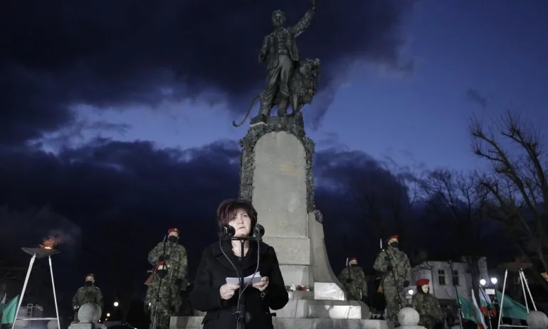 Караянчева: Фалшиви спасители употребиха иконата Левски, използвайки посланието му - Tribune.bg