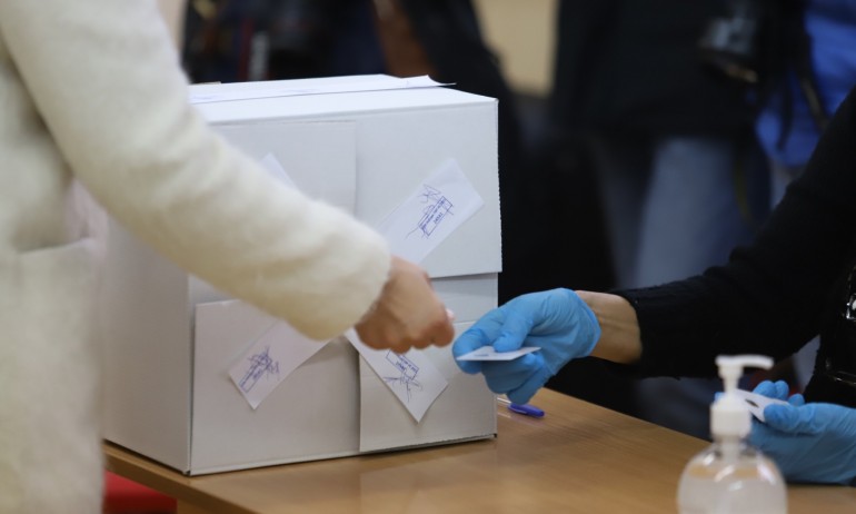 Жена гласува и… изяде разписката от машината - Tribune.bg