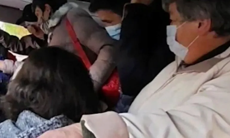 По време на пандемия: Хора пътуват в претъпкана маршрутка - Tribune.bg