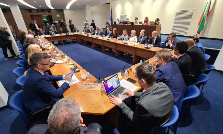 Комисиите по външна политика и по отбрана одобриха решение за предоставяне на военна помощ на Украйна - Tribune.bg