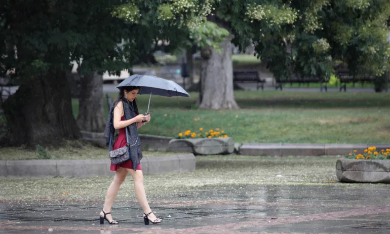 Жълт код за дъжд и гръмотевици в неделя, възможни са градушки - Tribune.bg