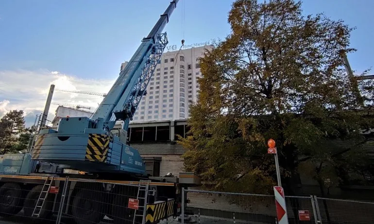 Събарят незаконната надстройка на хотел Маринела - Tribune.bg