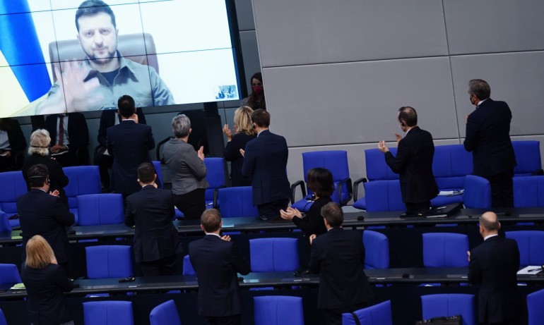 Зеленски пред Бундестага: Г-н Шолц, съборете тази стена, помогнете ни да спрем войната (ВИДЕО) - Tribune.bg