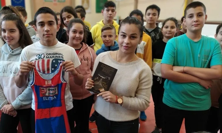 Елица Янкова подкрепи кампания срещу войната по пътищата: Направете вашия избор и останете живи - Tribune.bg