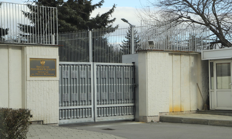Руското посолство отговори на Петков: В българската нота няма паритет, а клеймо върху нашите сътрудници - Tribune.bg