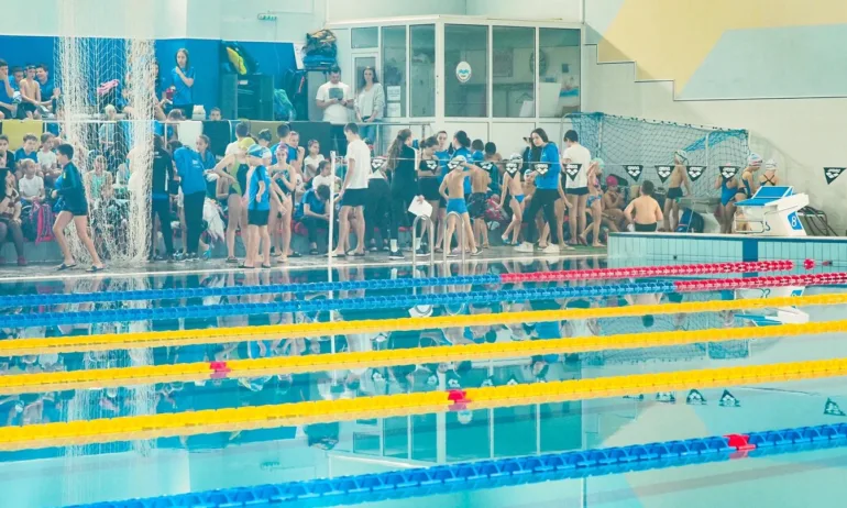 Над 270 деца плуваха за каузата Коледа в кутия за обувки - Tribune.bg