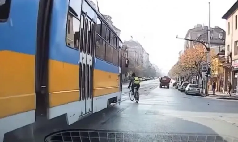 Разсеян колоездач се блъсна в трамвай в столицата - Tribune.bg