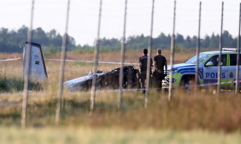 Самолет за скокове с парашут се разби в Швеция - Tribune.bg