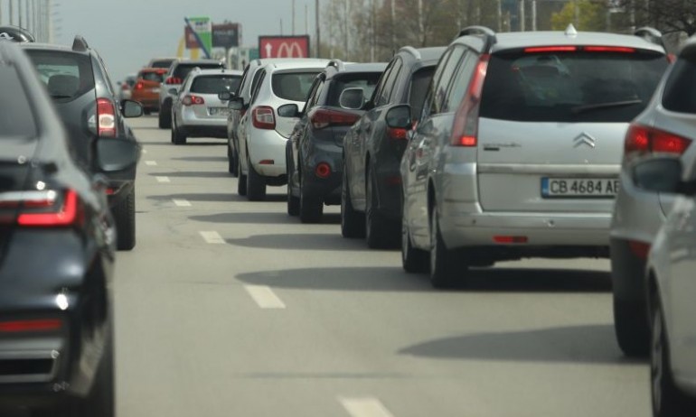 Голямото пътуване: 10 километра задръстване на АМ Хемус - Tribune.bg