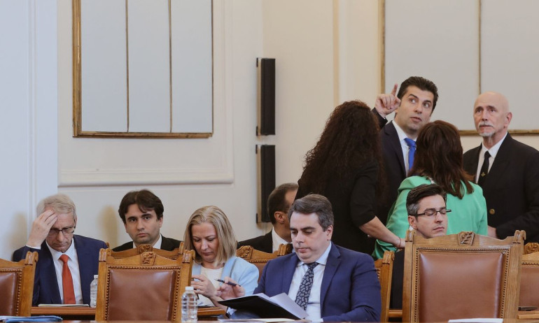 Предозиране: Дневник на амбразурата и групировките от 90-те - Tribune.bg