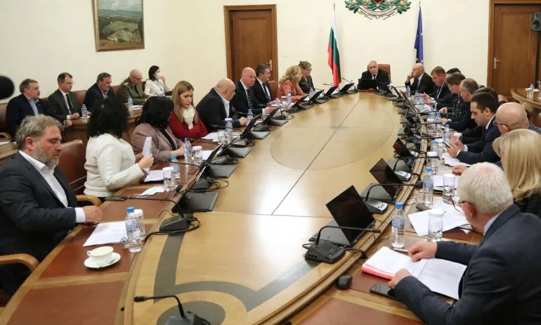 Премиерът, министрите и щабът обсъждат налагащите се по-строги мерки за справяне с COVID-19 - Tribune.bg