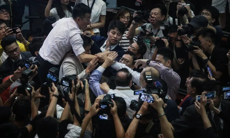 След сбиване в парламента в Хонконг: Четирима са пострадали - Tribune.bg