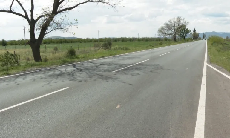 Заради превишена скорост: Кола удари каруца край Сливен, загинаха четирима мъже - Tribune.bg