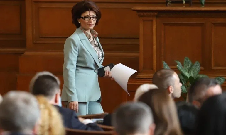 Според нея ГЕРБ-СДС и Демократична България“ могат да бъдат гръбнакът