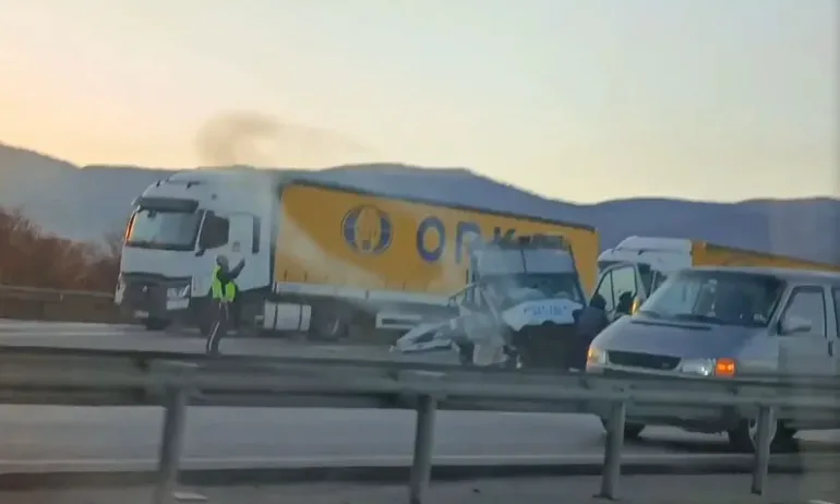 Тежко остава състоянието на полицая, който пострада при инцидента с мигрантите - Tribune.bg