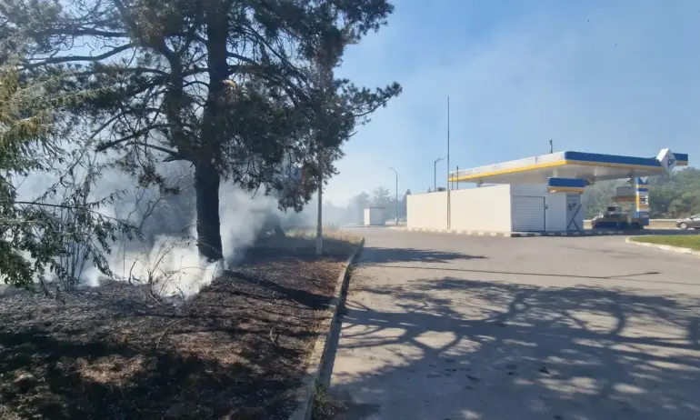 Пожар близо до бензиностанция в Казанлък, има евакуирани - Tribune.bg