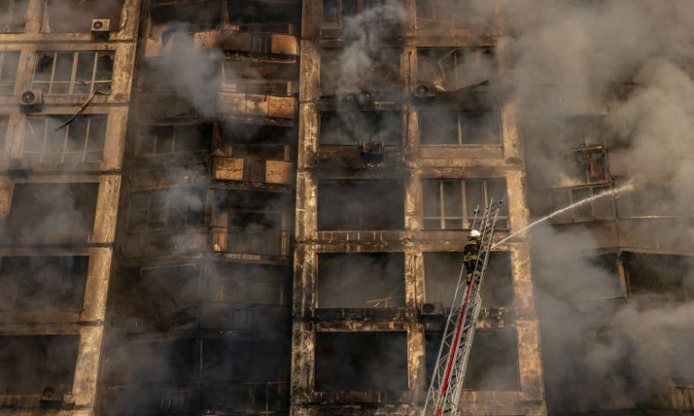 Ракетен удар по жилищна сграда в Одеса, има жертви - Tribune.bg