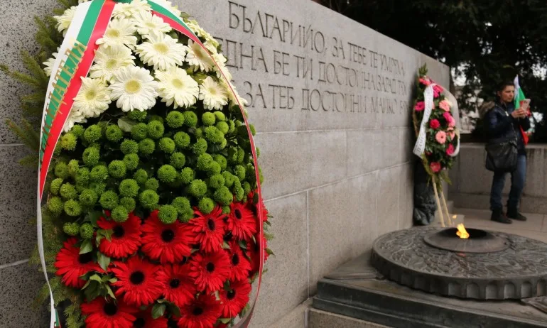 Започна тържествената заря-проверка навръх Националния празник 3 март - Tribune.bg