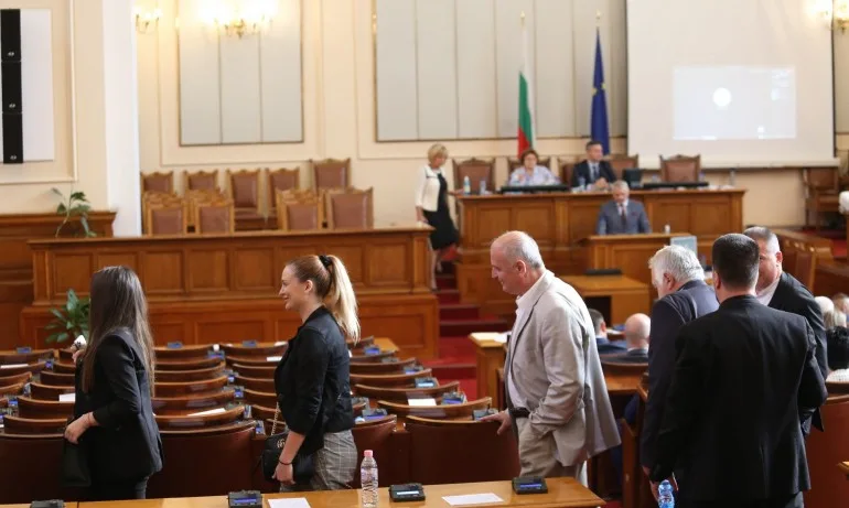 ИТН напуснаха пленарната зала, няма да участват в дебата по оставката на Пламен Николов - Tribune.bg