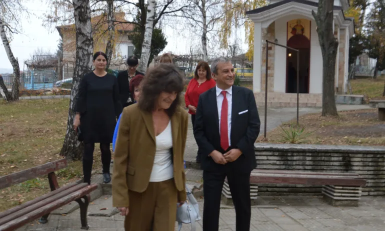 Кметът Илко Стоянов посети възрастни хора в с. Падеш навръх патронния празник на социалното заведение - Tribune.bg