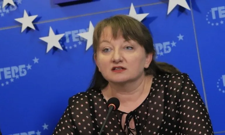 Сачева: Решенията и действията относно заседналия кораб са некомпетентни и безотговорни - Tribune.bg