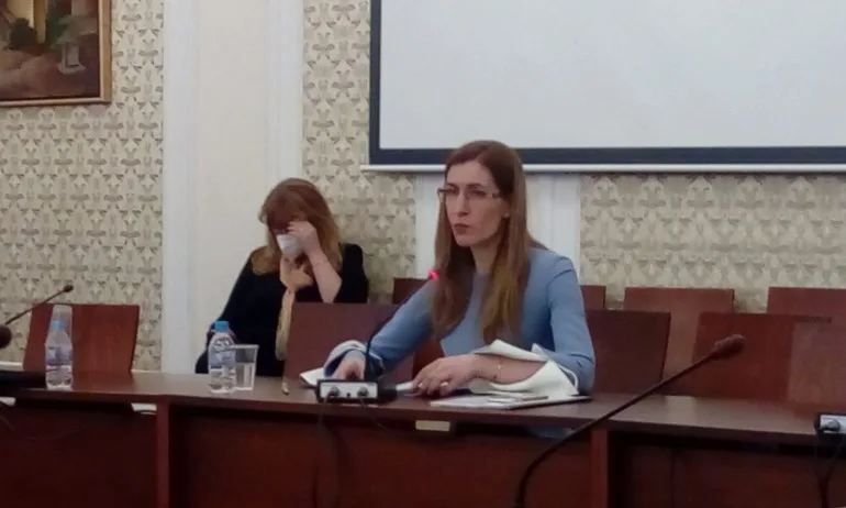 Ангелкова: Дискотеките и баровете да отворят на 15 юни, баркроловете са забранени - Tribune.bg