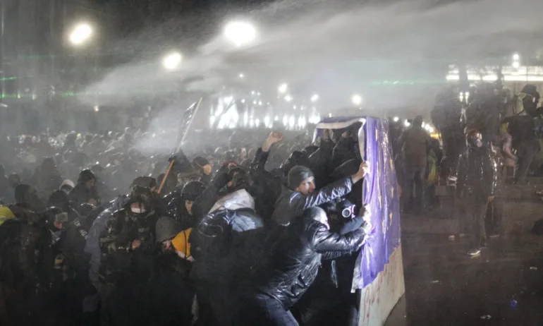 Сълзотворен газ и протести в Грузия след отлагане на присъединяването към ЕС - Tribune.bg