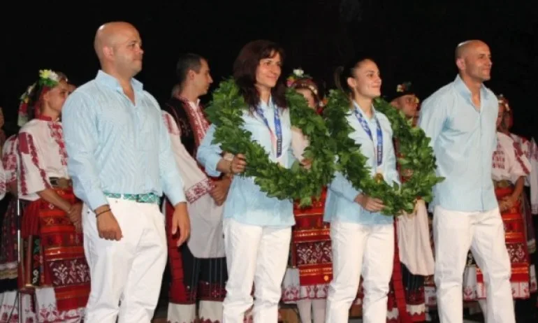 Централният площад в Плевен се оказа тесен за златните Стойка Кръстева и Ивет Горанова - Tribune.bg