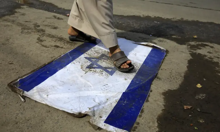 Хутите опитаха да ударят американски кораб в Червено море, обещаха безопасно преминаване на руските и китайските - Tribune.bg