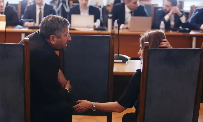 По тъмно: Приеха на първо четене антикорупционния закон на ПП - Tribune.bg