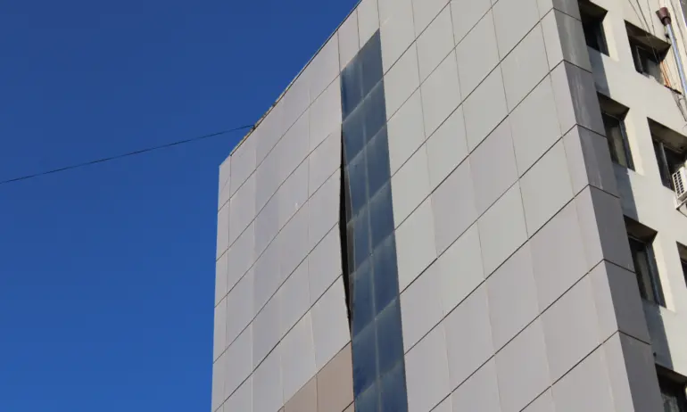 Силният вятър повреди сграда в Разлог. Районът е отцепен - Tribune.bg