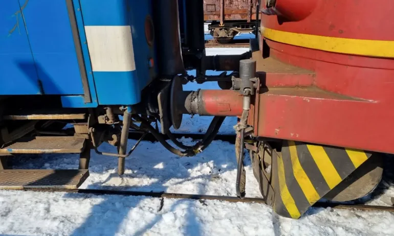 Пореден инцидент: Локомотив се удари във вагон на пътнически влак в гара Карнобат - (ОБНОВЕНА) - Tribune.bg