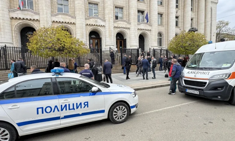 Сигнал за бомба евакуира Съдебната палата в София