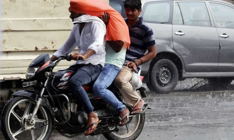 Наводнения в Индия, десетки са в неизвестност, пострадаха над 60 000 души - Tribune.bg