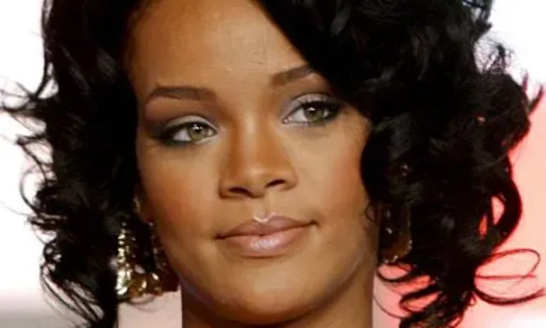 Стрелба пред дома на Риана в Бевърли Хилс - Tribune.bg