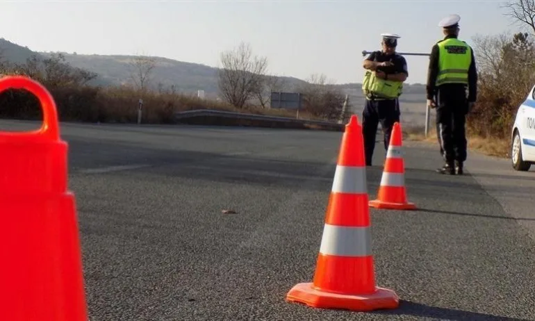 Верижна катастрофа с три коли и автобус, има пострадали - Tribune.bg