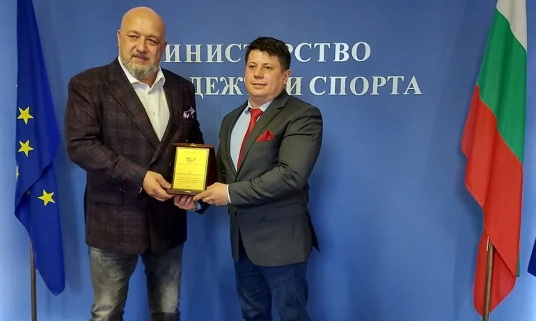 Красен Кралев бе награден за принос към развитието на бадминтона - Tribune.bg