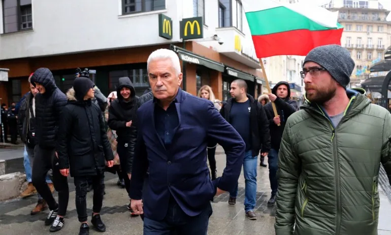 Сидеров и симпатизанти нахлуха в Макдоналдс, викнаха им полиция - Tribune.bg