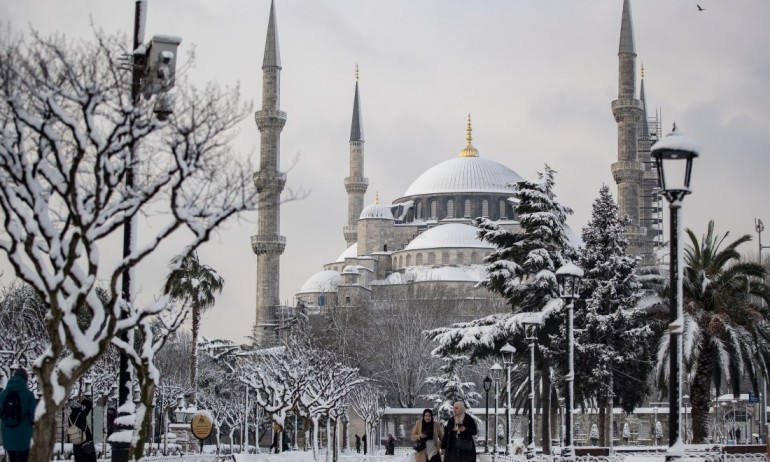 Снегът затвори за влизане област Истанбул от Одрин, Къркларели и Текирдаг - Tribune.bg